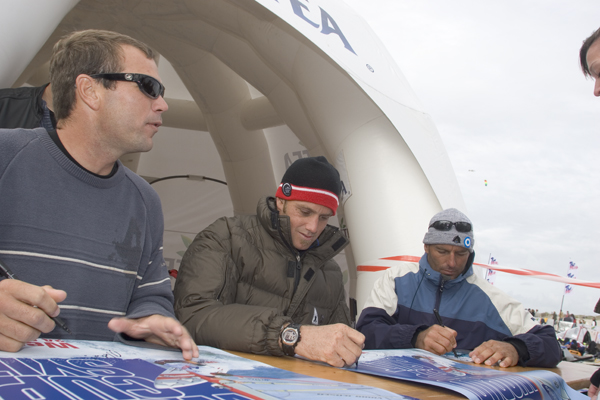 sylt04_sailors sign autographs Crowds autographs