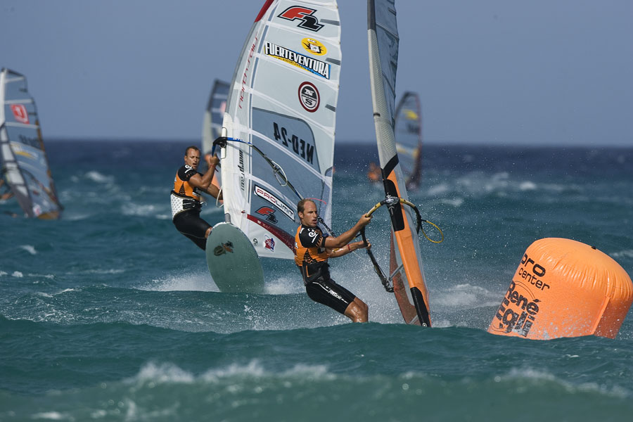 F07 sl Pieter Bijl holds off Volwater Pieter Bijl holds off Volwater