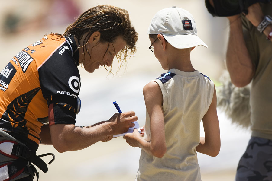 F07 ls Jaggi Signs an autograph Jaggi Signs an autograph