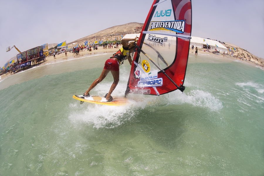F07 fs Sarah Quita in front of the crowds Darah Quita in front of the crowds