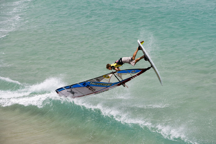 F07 fs Leo Ray in the shore break Leo Ray in the shore break