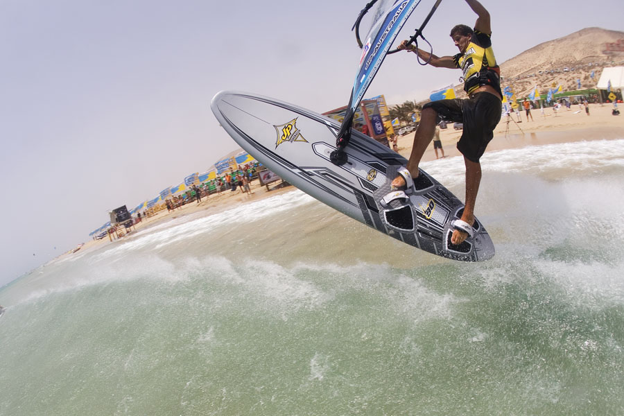 F07 fs Ricardo Forward off the lip Ricardo Forward off the lip