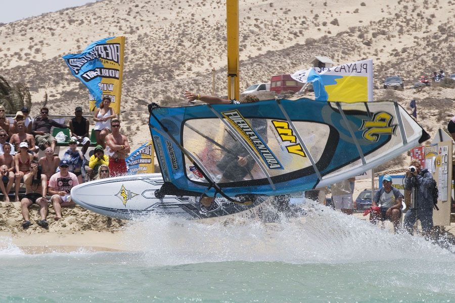 F07 fs Ricardo entertains the crowds Ricardo entertains the crowds