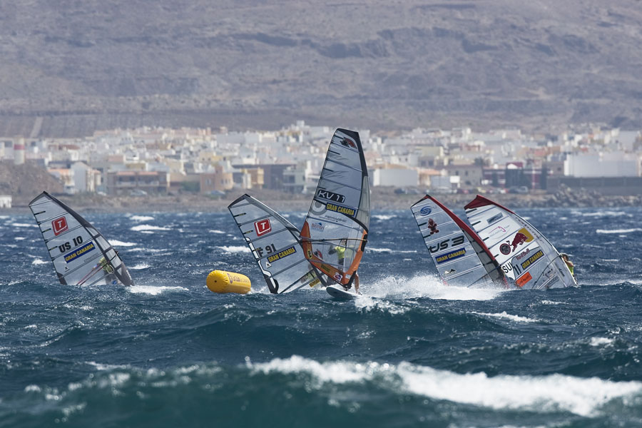 GC07 sl Maynard leads at outside mark Maynard leads at outside mark