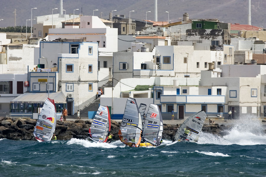 GC07 sl The fleet round the second mark race six The fleet round the second mark race six