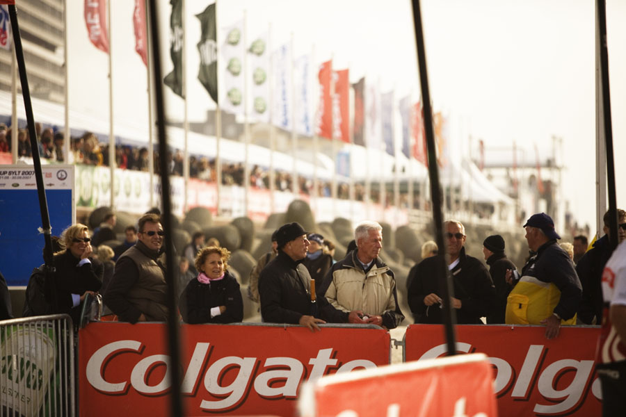 S07 ls The crowds gather The crowds gather