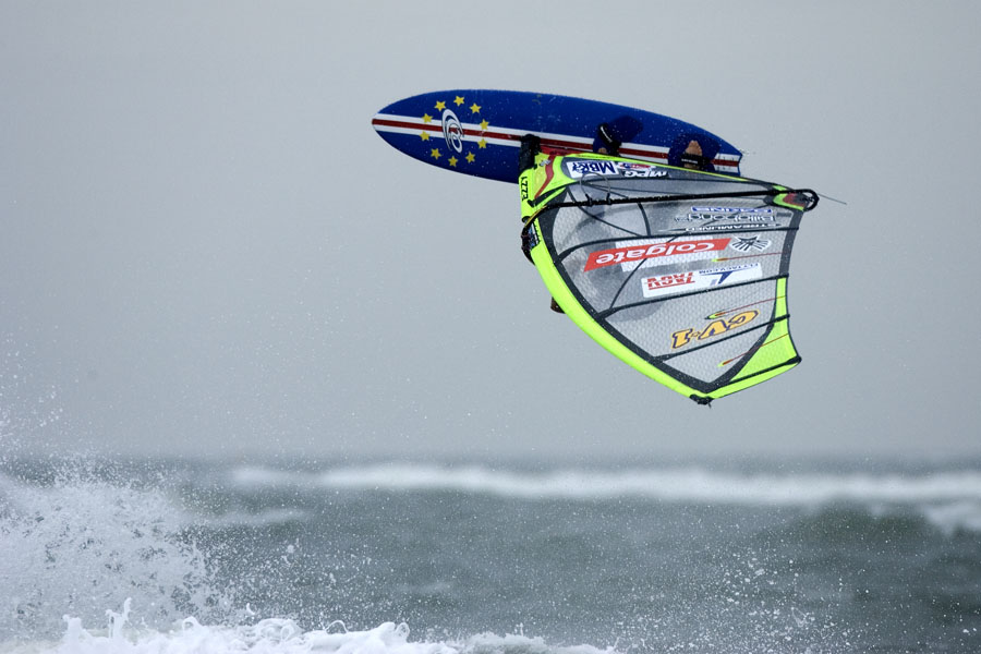 S07 wv Angulo back loops the Cape Verde colours Angulo back loops the Cape Verde colours