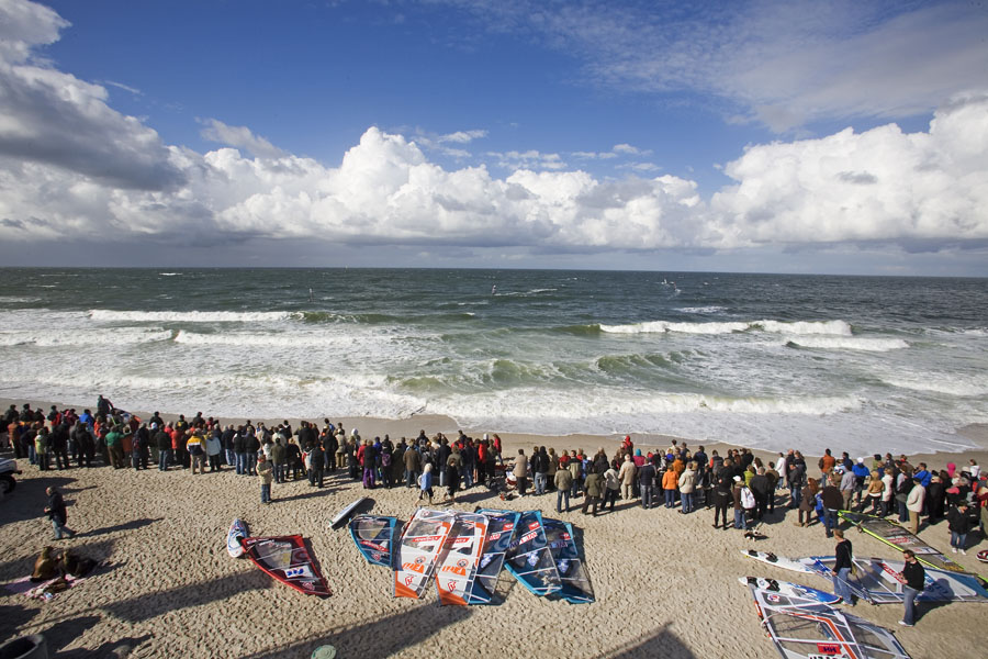 S07 ls The die hard crowds watch the wave spectacle The die hard crowds watch the wave spectacle