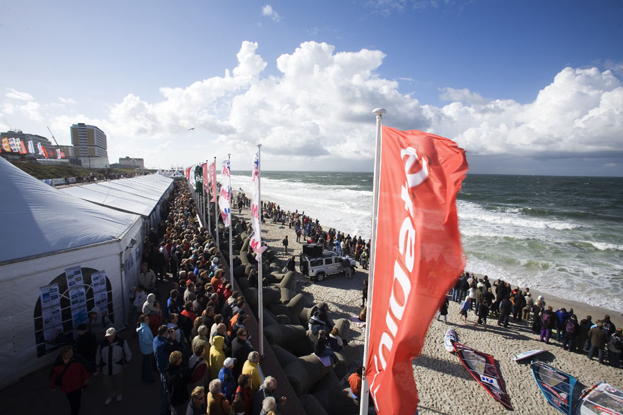 S07 ls The Sylt crowds pack the boardwalk The Sylt crowds pack the boardwalk