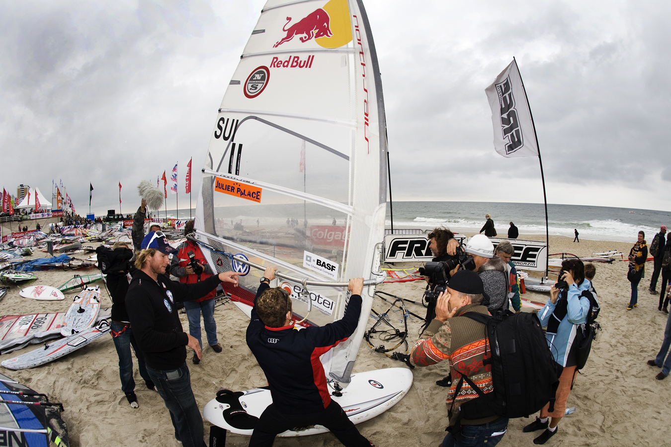 S07 ls Bjorn mobbed by the press Bjorn mobed by the press