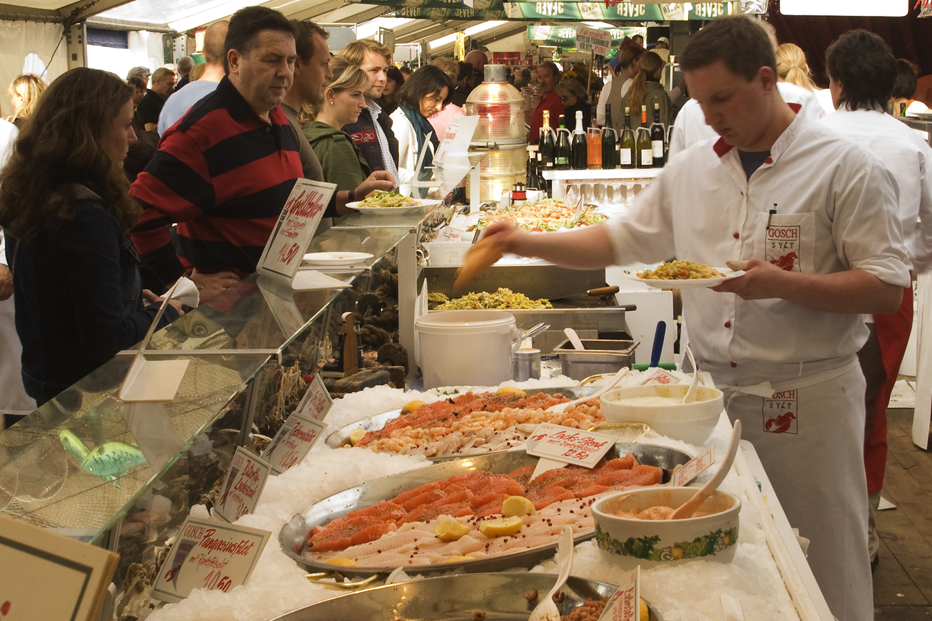 S07 ls Lavish fish dinners in the Sylt tent Lavish fish dinners in the Sylt tent