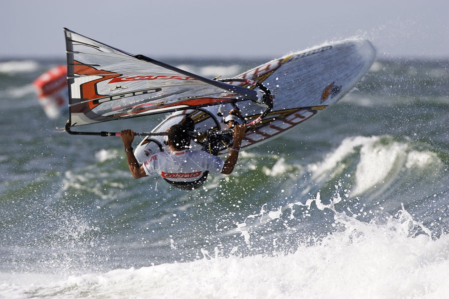 S07 fs Tonky loops the shorebreak Tonky loops the shorebreak