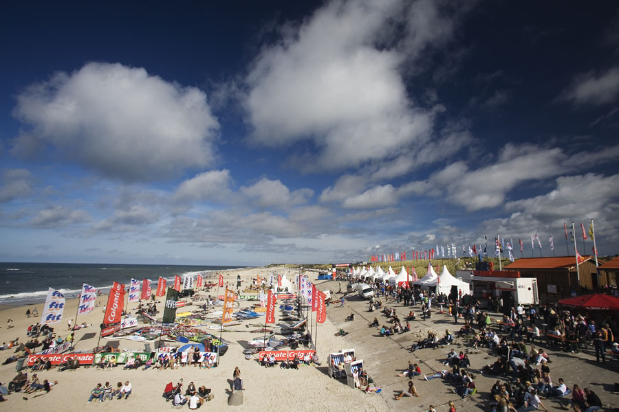 S07 ls The crowds flock into the contest site The crowds flock into the contest site