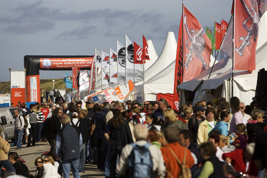 S07 ls The crowds keep swarming in The crowds keep swarming in