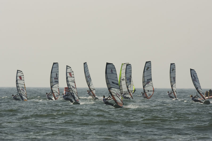 S07 sl Arnon leads the pack Arnon leads the pack