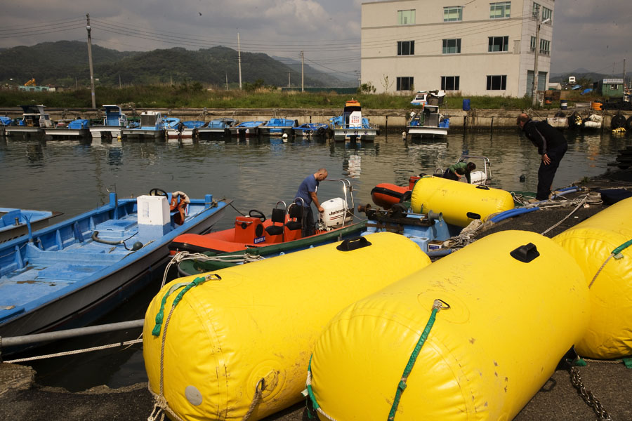 K08 ls The race crew prepare The race crew prepare