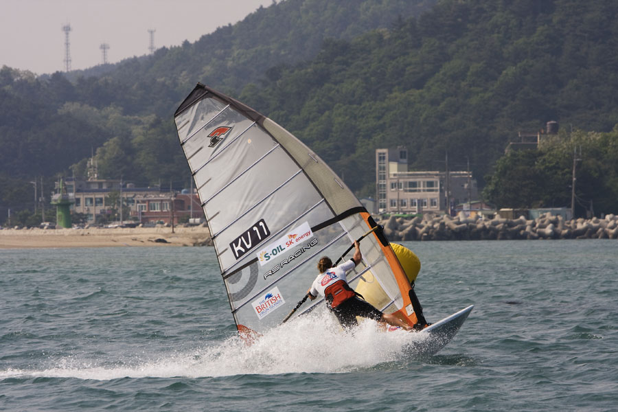 K08 sl Finian Maynard at the mark Finian Maynard at the mark