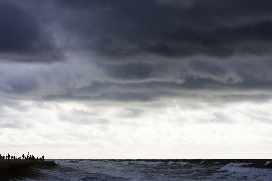 S08 ls The crowds brave the elements The crowds brave the elements