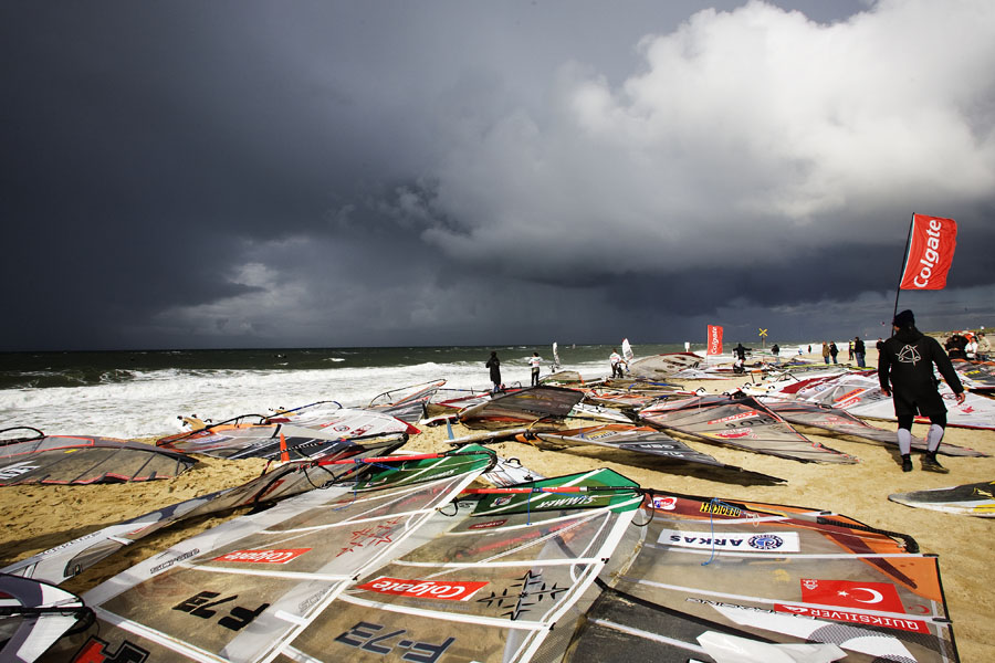 S08 ls Rain plays havoc with racing conditions Rain plays havoc with racing conditions