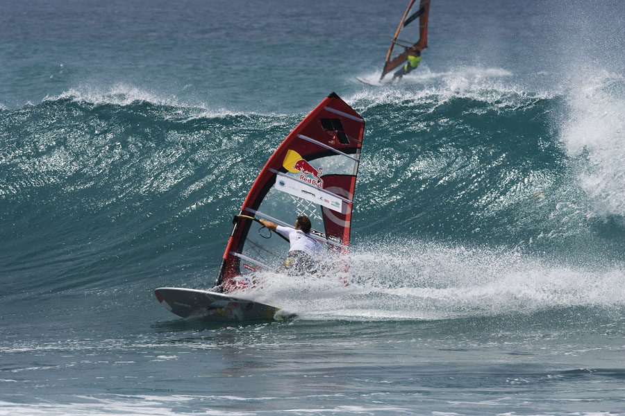 CV08 wv Levi Siver cranks a bottom turn Levi Siver cranks a bottom turn