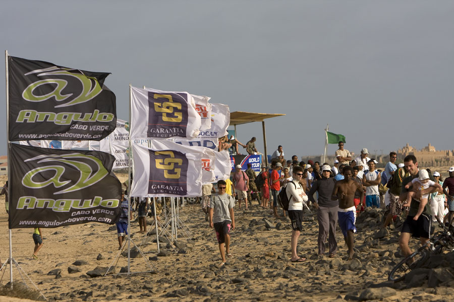 Cv08 ls The crowds gather The crowds gather