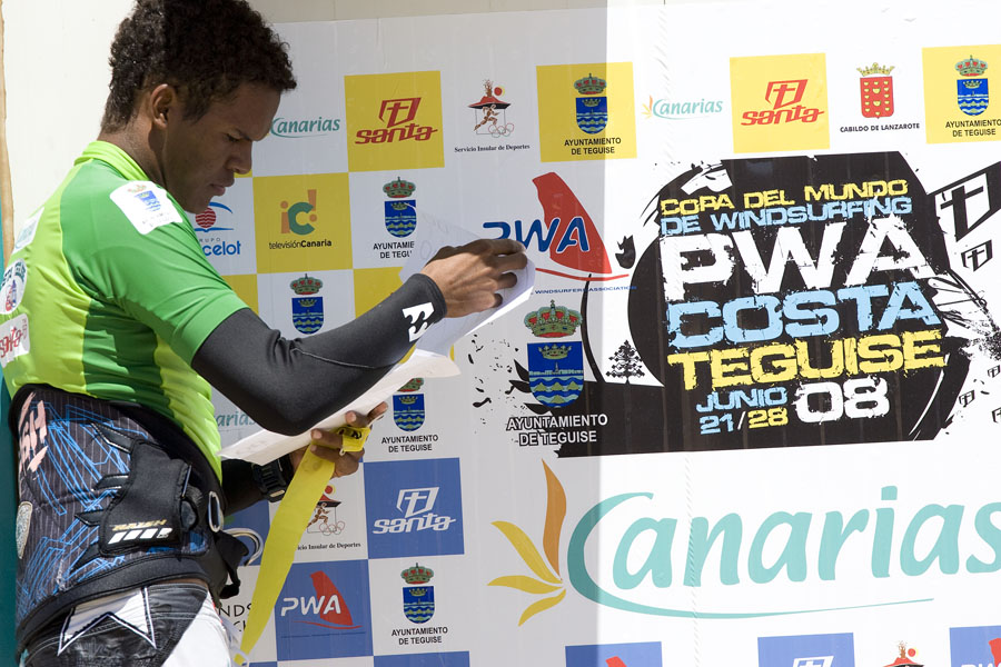 L08 ls Quincy Offringa checks his sheets Quincy Offringa checks his sheets