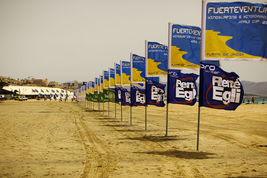 F09 ls Flags in the wind Flags in the wind