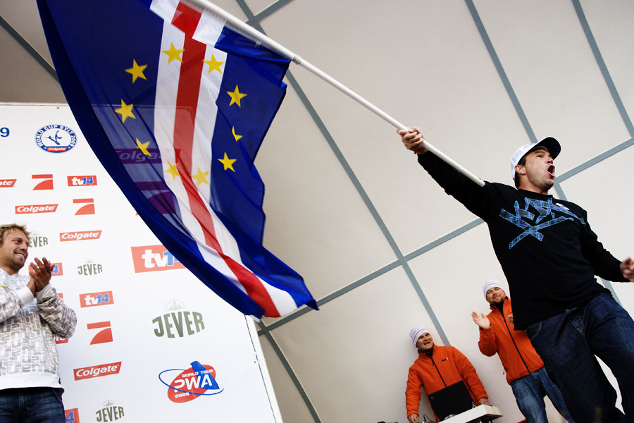 S09 ls Angulo takes the wave title Angulo takes the wave title