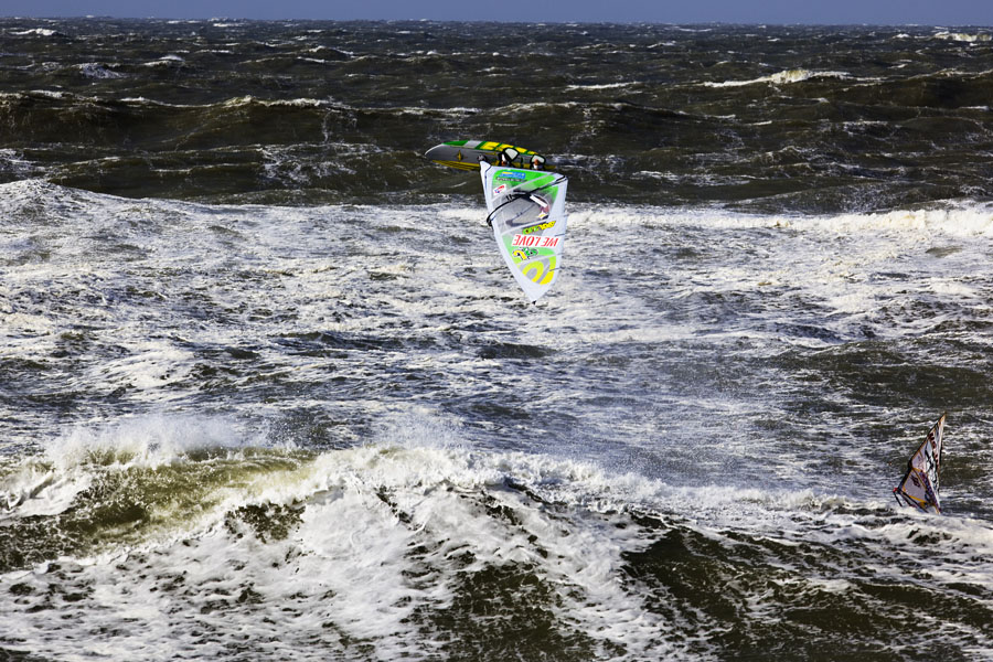 S09 wv Kauli Seadi takes off Kauli Seadi takes off