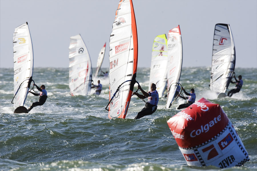 S09 sl Volwater leads the pack Volwater leads the pack