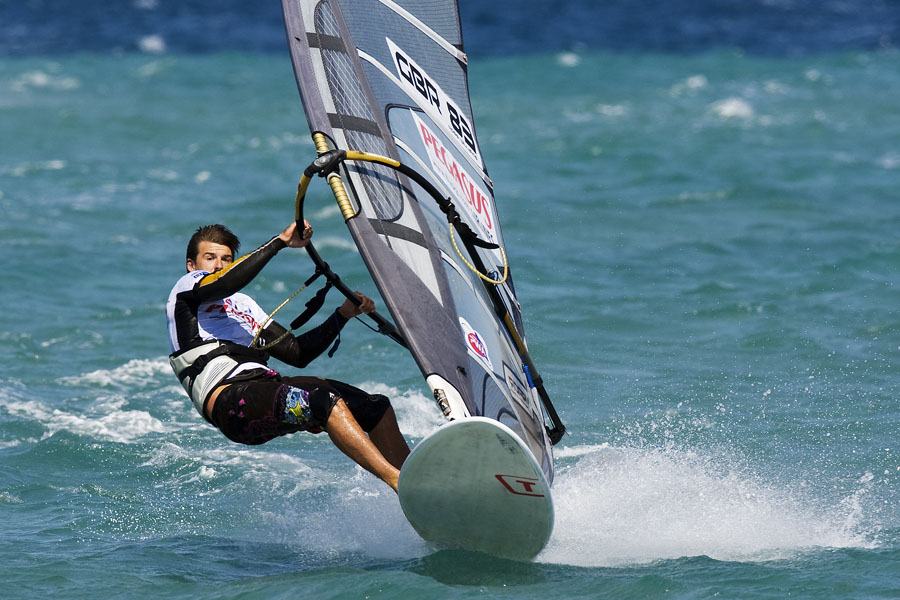 T09 sl Williams down the home straight Williams down the home straight