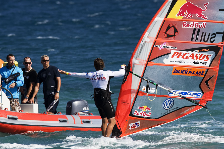 T09 ls Dunkerbeck makes his point Dunkerbeck makes his point