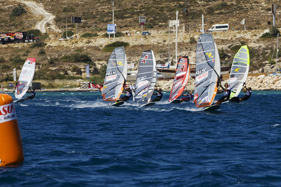 T09 sl Albeau leads the pack Albeau leads the pack