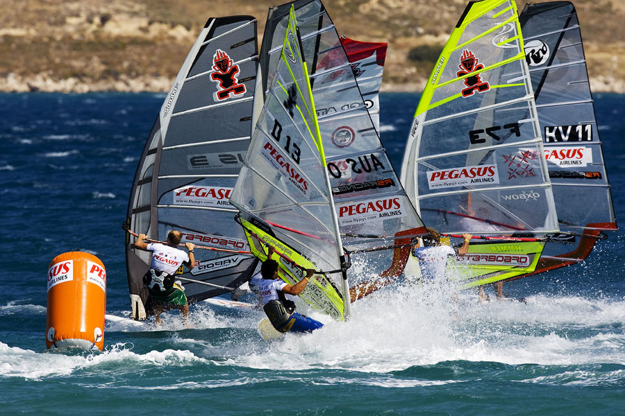 T09 sl Kurosh Kiani chases the pack Kurosh Kiani chases the pack