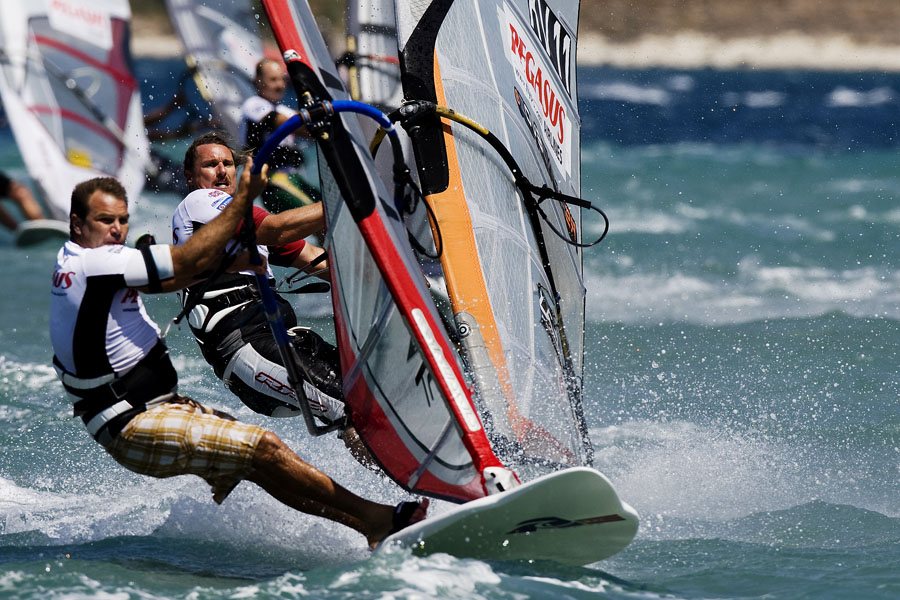 T09 sl Maynard hunts down Angulo Maynard hunts down Angulo