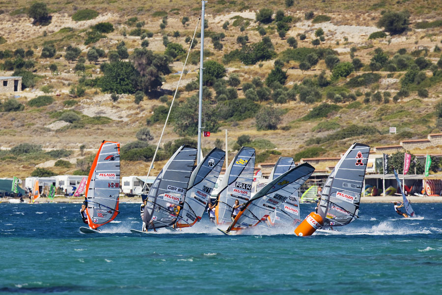 T09 sl Albeau leads race eight Albeau leads race eight