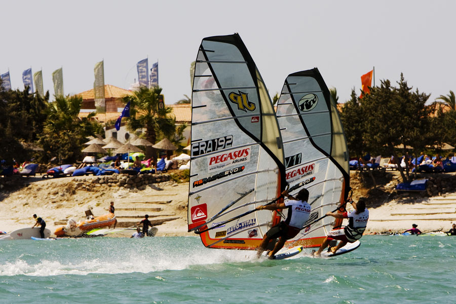 T09 sl Maynard holds off Albeau, race seven Maynard holds off Albeau, race seven