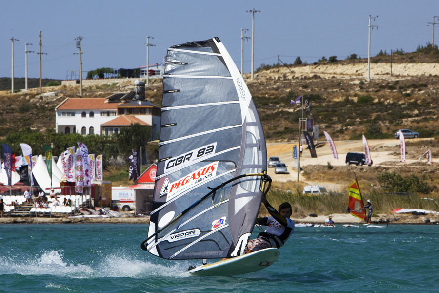 T09 sl Williams heads out Williams heads out