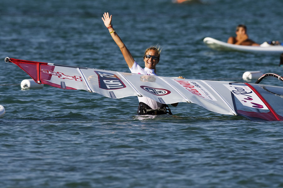 T09 ls Cagla plays to the Turkish crowds Cagla plays to the Turkish crowds