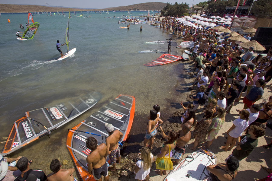 T09 ls Crowds watch the Maximus freestyle show Crowds watch the Maximus freestyle show