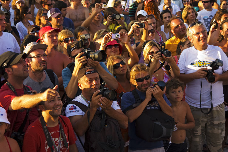 T09 ls The crowds gather The crowds gather