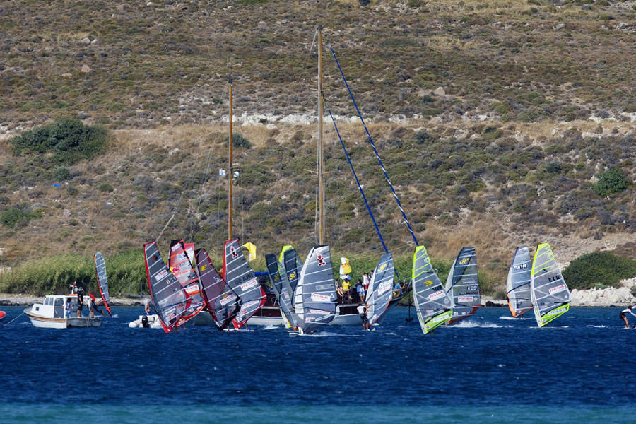 T09 sl Gusty winds stop the racing Gusty winds stop the racing