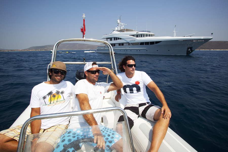 T10 ls Angulo, Kiani and Ellis check out how the other half live! Angulo, Kiani and Ellis check out how the other half live!