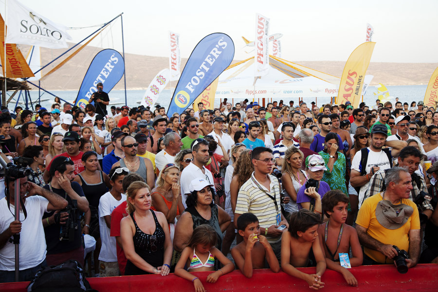 T10 ls The crowds gather The crowds gather