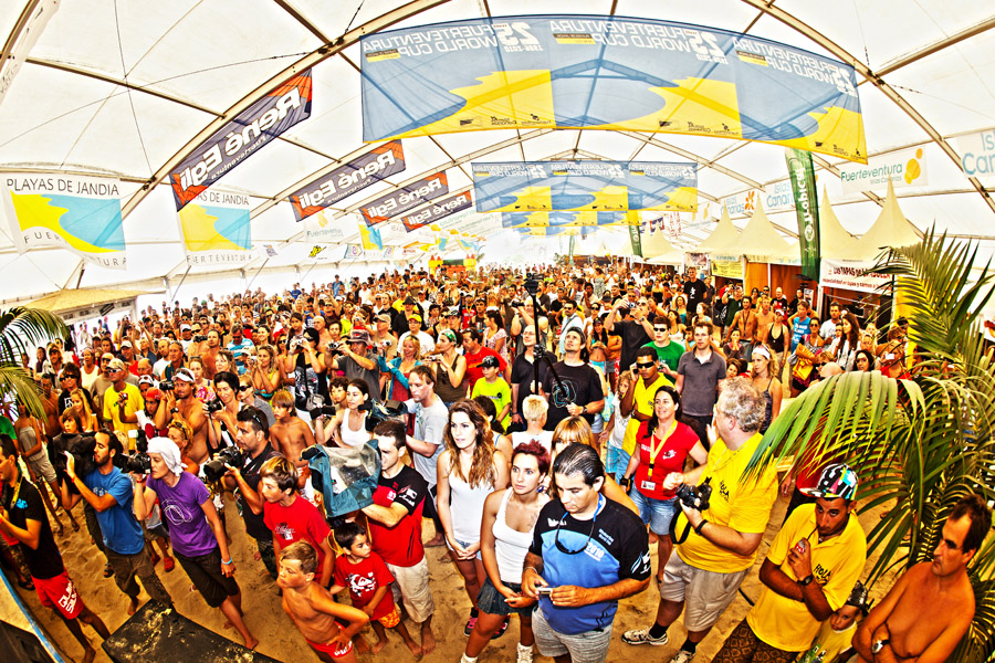 F10 ls The crowds gather! The crowds gather!