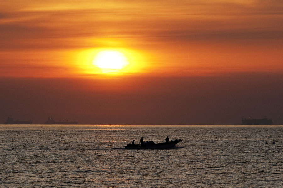 K10 ls Fishermen head out Fishermen head out