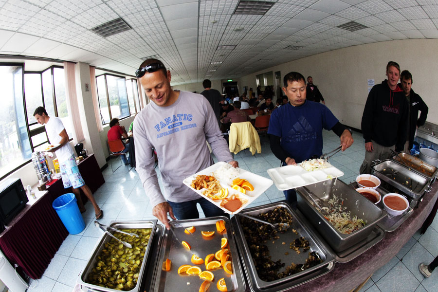 K10 ls Volwater tucks into lunch Volwater tucks into lunch