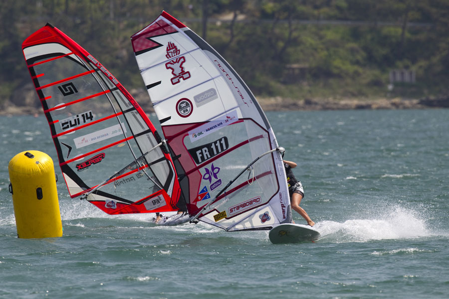 K10 sl Alice Arutkin heads off Karin Jaggi Alice Arutkin heads off Karin Jaggi
