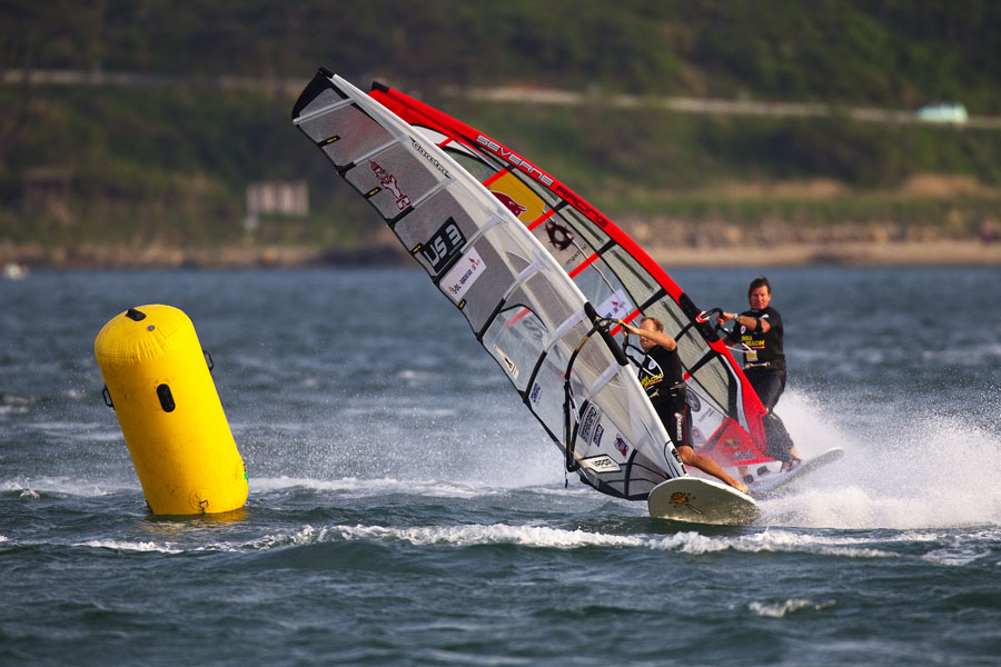 K10 sl Kevin Pritchard fights off Dunkerbeck Kevin Pritchard fights off Dunkerbeck