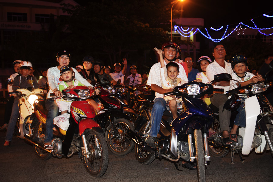 V11 fs Crowds gather at the opening ceremony Crowds gather at the opening ceremony